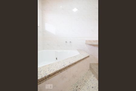 Casa à venda com 534m², 5 quartos e 8 vagas Casa à venda com 534m², 5 quartos e 8 vagasBanheiro da suíte 4