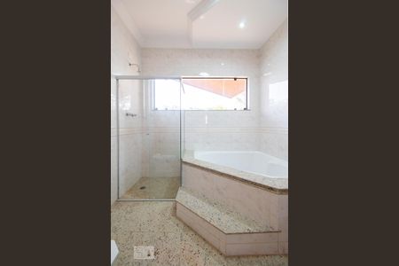 Casa à venda com 534m², 5 quartos e 8 vagas Casa à venda com 534m², 5 quartos e 8 vagasBanheiro da suíte 4