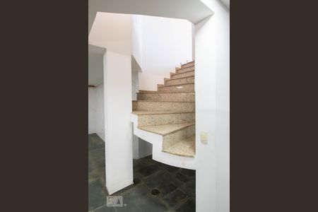 Casa à venda com 534m², 5 quartos e 8 vagas Casa à venda com 534m², 5 quartos e 8 vagasGaragem