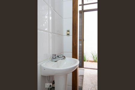 Casa à venda com 534m², 5 quartos e 8 vagas Casa à venda com 534m², 5 quartos e 8 vagasÁrea externa - banheiro