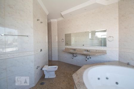 Casa à venda com 534m², 5 quartos e 8 vagas Casa à venda com 534m², 5 quartos e 8 vagasBanheiro da suíte 5