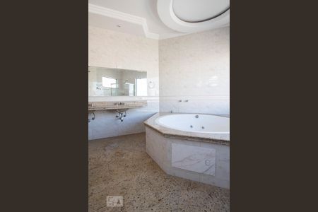 Casa à venda com 534m², 5 quartos e 8 vagas Casa à venda com 534m², 5 quartos e 8 vagasBanheiro da suíte 5