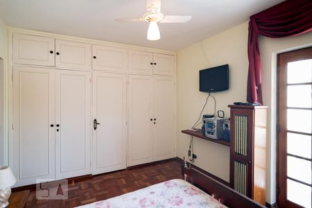 Casa à venda com 300m², 4 quartos e 4 vagas Casa à venda com 300m², 4 quartos e 4 vagasQuarto 4 - Suíte