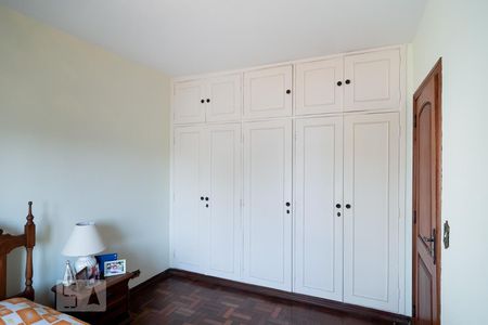 Casa à venda com 300m², 4 quartos e 4 vagas Casa à venda com 300m², 4 quartos e 4 vagasQuarto 1