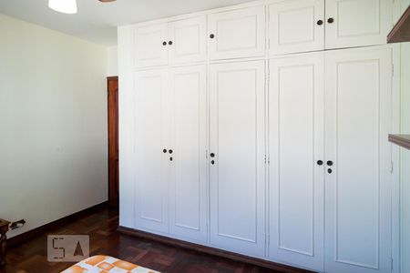 Casa à venda com 300m², 4 quartos e 4 vagas Casa à venda com 300m², 4 quartos e 4 vagasQuarto 2