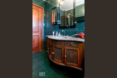 Casa à venda com 300m², 4 quartos e 4 vagas Casa à venda com 300m², 4 quartos e 4 vagasBanheiro Social