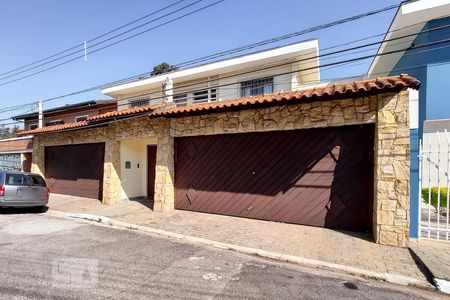 Casa à venda com 300m², 4 quartos e 4 vagas Casa à venda com 300m², 4 quartos e 4 vagasFachada