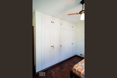 Casa à venda com 300m², 4 quartos e 4 vagas Casa à venda com 300m², 4 quartos e 4 vagasQuarto 2