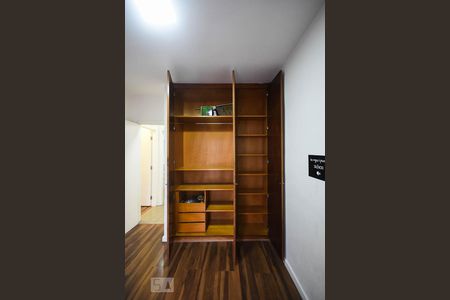 Apartamento à venda com 77m², 2 quartos e 2 vagasArmário do quarto 1