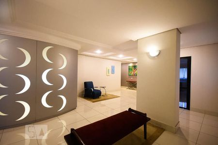 Apartamento à venda com 77m², 2 quartos e 2 vagasHall social