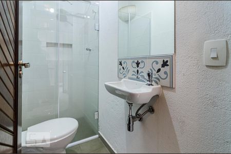 Casa à venda com 200m², 3 quartos e 2 vagas Casa à venda com 200m², 3 quartos e 2 vagasBanheiro de serviço