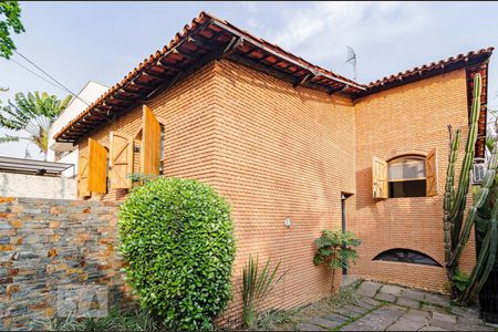 Casa à venda com 200m², 3 quartos e 2 vagas Casa à venda com 200m², 3 quartos e 2 vagasFachada