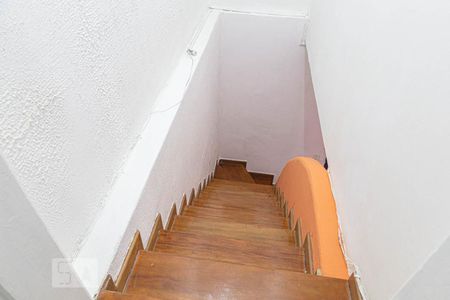 Casa à venda com 180m², 2 quartos e sem vaga Casa à venda com 180m², 2 quartos e sem vagaEscada