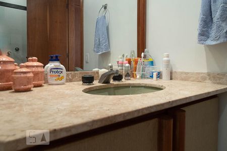 Apartamento à venda com 249m², 4 quartos e 4 vagasBanheiro da suíte