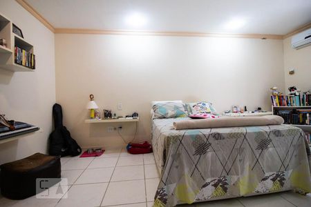 Casa de condomínio à venda com 350m², 6 quartos e 3 vagasSuíte