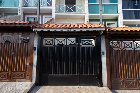 Casa à venda com 130m², 3 quartos e 4 vagas Casa à venda com 130m², 3 quartos e 4 vagasFachada