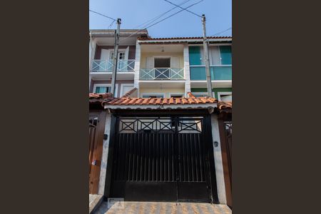 Casa à venda com 130m², 3 quartos e 4 vagas Casa à venda com 130m², 3 quartos e 4 vagasFachada