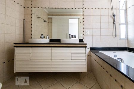 Apartamento para alugar com 132m², 3 quartos e 1 vaga Apartamento para alugar com 132m², 3 quartos e 1 vagaBanheiro da suíte