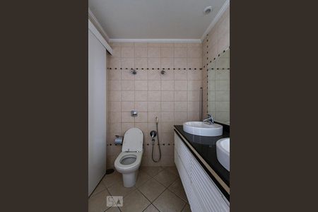 Apartamento para alugar com 132m², 3 quartos e 1 vaga Apartamento para alugar com 132m², 3 quartos e 1 vagaBanheiro da suíte