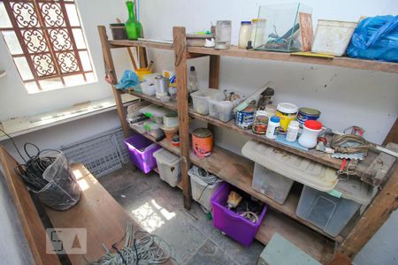 Casa à venda com 340m², 5 quartos e 4 vagas Casa à venda com 340m², 5 quartos e 4 vagasQuarto de Material