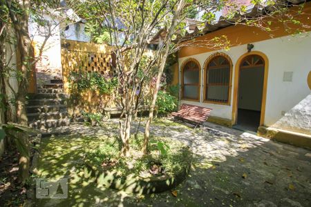 Casa à venda com 340m², 5 quartos e 4 vagas Casa à venda com 340m², 5 quartos e 4 vagasÁrea Externa