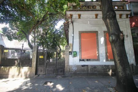 Casa à venda com 340m², 5 quartos e 4 vagas Casa à venda com 340m², 5 quartos e 4 vagasFachada da Casa