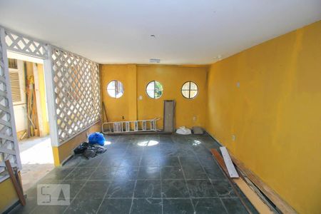 Casa à venda com 340m², 5 quartos e 4 vagas Casa à venda com 340m², 5 quartos e 4 vagasEscritório