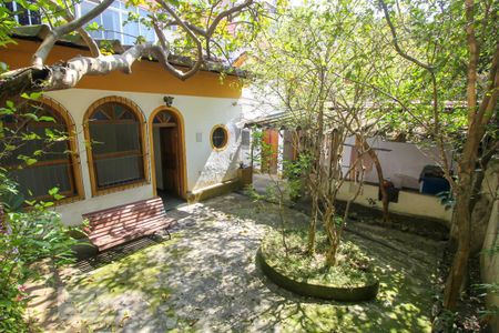 Casa à venda com 340m², 5 quartos e 4 vagas Casa à venda com 340m², 5 quartos e 4 vagasÁrea Externa