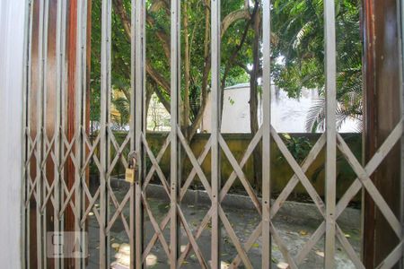 Casa à venda com 340m², 5 quartos e 4 vagas Casa à venda com 340m², 5 quartos e 4 vagasVista do Quarto 3