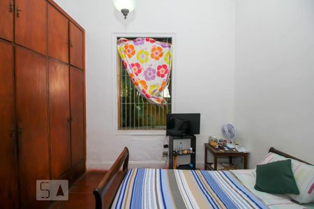 Casa à venda com 340m², 5 quartos e 4 vagas Casa à venda com 340m², 5 quartos e 4 vagas Quarto 2
