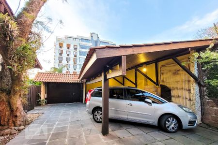 Casa à venda com 490m², 4 quartos e 4 vagas Casa à venda com 490m², 4 quartos e 4 vagasGaragem