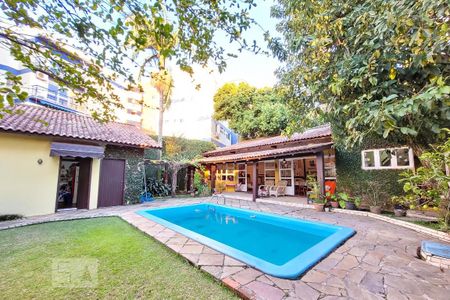 Casa à venda com 490m², 4 quartos e 4 vagas Casa à venda com 490m², 4 quartos e 4 vagasÁrea comum - Piscina