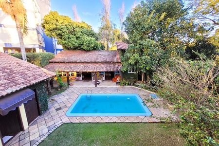 Casa à venda com 490m², 4 quartos e 4 vagas Casa à venda com 490m², 4 quartos e 4 vagasÁrea comum - Piscina