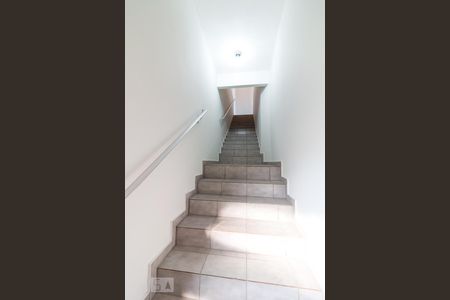 Casa à venda com 160m², 4 quartos e 2 vagasEscadas de acesso à casa