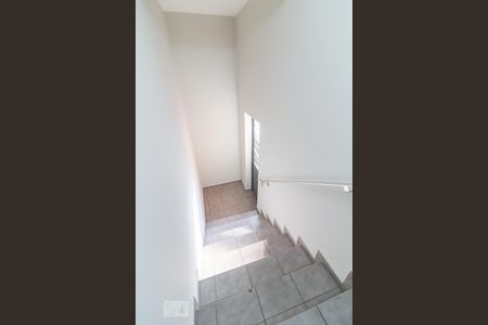 Casa à venda com 160m², 4 quartos e 2 vagasEscadas de acesso à casa