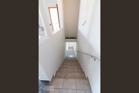 Casa à venda com 160m², 4 quartos e 2 vagasEscadas de acesso à casa