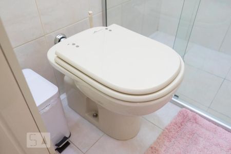 Casa à venda com 180m², 2 quartos e 2 vagasBanheiro suíte 2