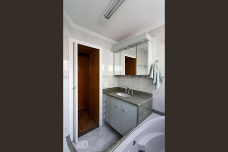 Apartamento à venda com 200m², 4 quartos e 2 vagas Apartamento à venda com 200m², 4 quartos e 2 vagasBanheiro da Suíte 1