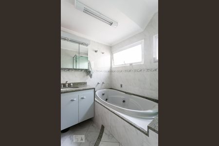 Apartamento à venda com 200m², 4 quartos e 2 vagas Apartamento à venda com 200m², 4 quartos e 2 vagasBanheiro da Suíte 1