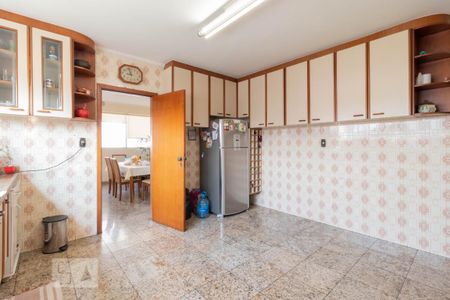 Casa à venda com 130m², 5 quartos e 4 vagas Casa à venda com 130m², 5 quartos e 4 vagasCozinha