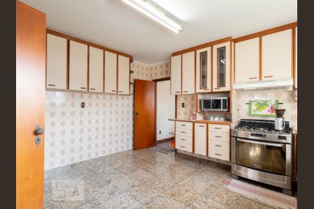 Casa à venda com 130m², 5 quartos e 4 vagas Casa à venda com 130m², 5 quartos e 4 vagasCozinha