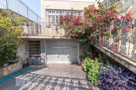 Casa à venda com 130m², 5 quartos e 4 vagas Casa à venda com 130m², 5 quartos e 4 vagasQuintal Frontal / Garagem