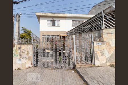 Casa à venda com 130m², 5 quartos e 4 vagas Casa à venda com 130m², 5 quartos e 4 vagasFachada