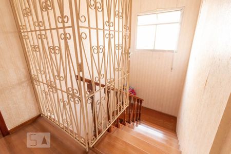 Casa à venda com 130m², 5 quartos e 4 vagas Casa à venda com 130m², 5 quartos e 4 vagasEscada - Quartos