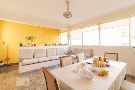 Casa à venda com 130m², 5 quartos e 4 vagas Casa à venda com 130m², 5 quartos e 4 vagasCopa