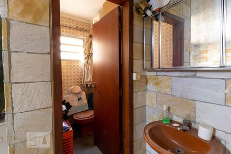 Casa à venda com 130m², 5 quartos e 4 vagas Casa à venda com 130m², 5 quartos e 4 vagasBanheiro da Garagem