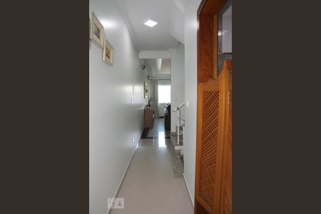 Casa à venda com 244m², 4 quartos e 4 vagasCorredor andar inferior