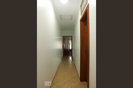 Casa à venda com 244m², 4 quartos e 4 vagasCorredor para o andar superior