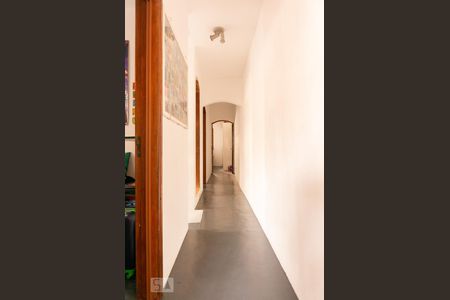 Casa à venda com 177m², 4 quartos e 2 vagas Casa à venda com 177m², 4 quartos e 2 vagasCorredor