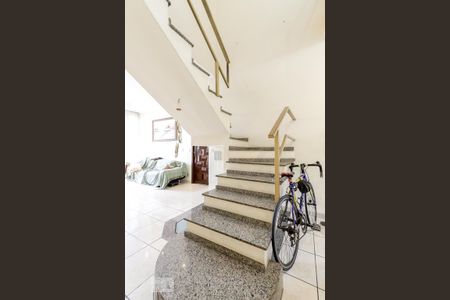 Casa à venda com 236m², 4 quartos e 4 vagas Casa à venda com 236m², 4 quartos e 4 vagasEscadas Quartos